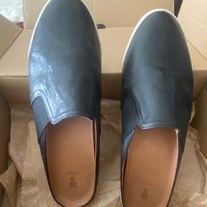 Frye Melanie Black Gore Mule